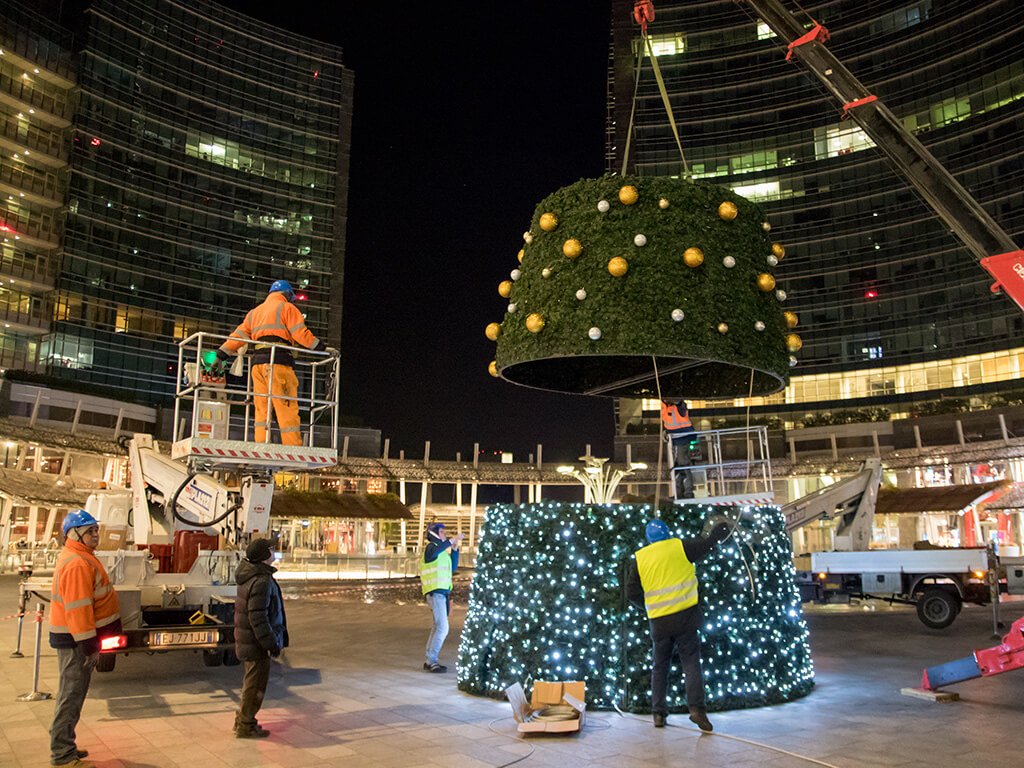 The Great Tree in Piazza Gae Aulenti